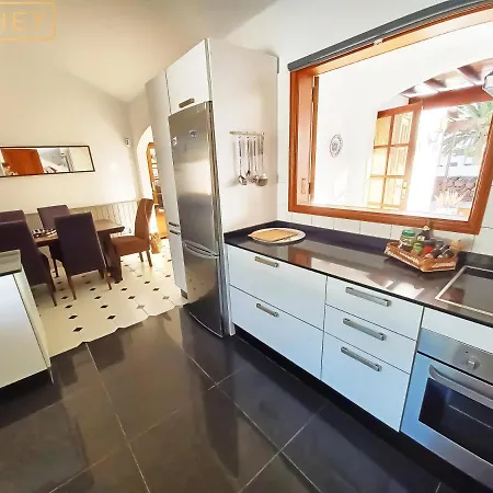 Вілла Magica 7 Minutes Walk To Center With Pool And A/c Плайя-Бланка