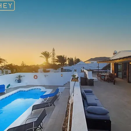 Magica 7 Minutes Walk To Center With Pool And A/c Вилла