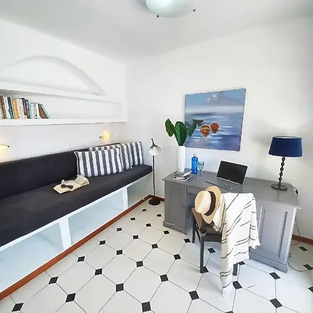 Magica 7 Minutes Walk To Center With Pool And A/c 别墅 *